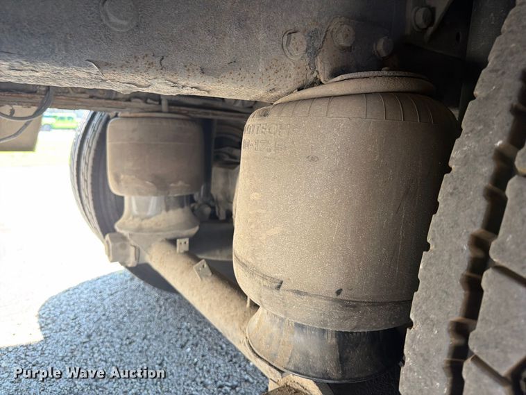 image for item FU4597 2001 Peterbilt 378 fuel / lube truck