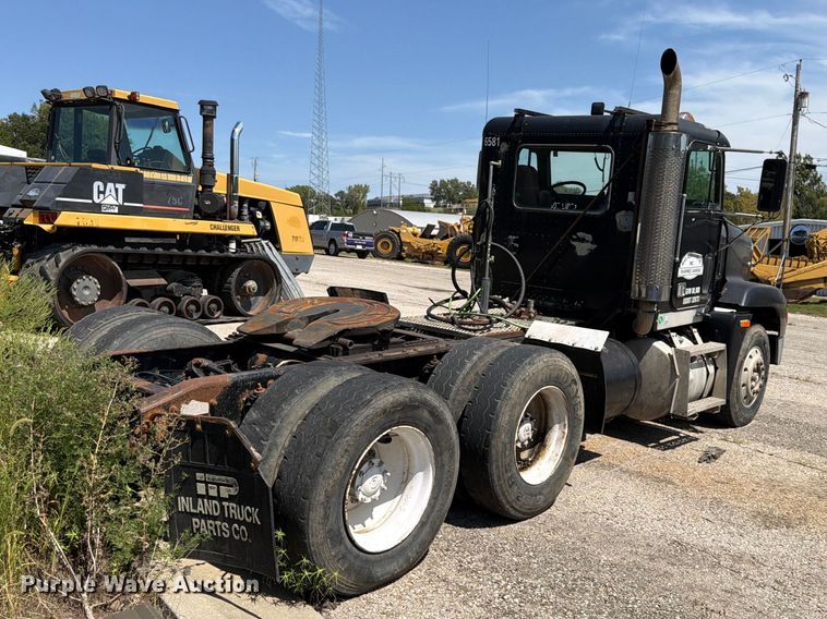 image for item FU4601 1994 Freightliner USF-1E semi truck