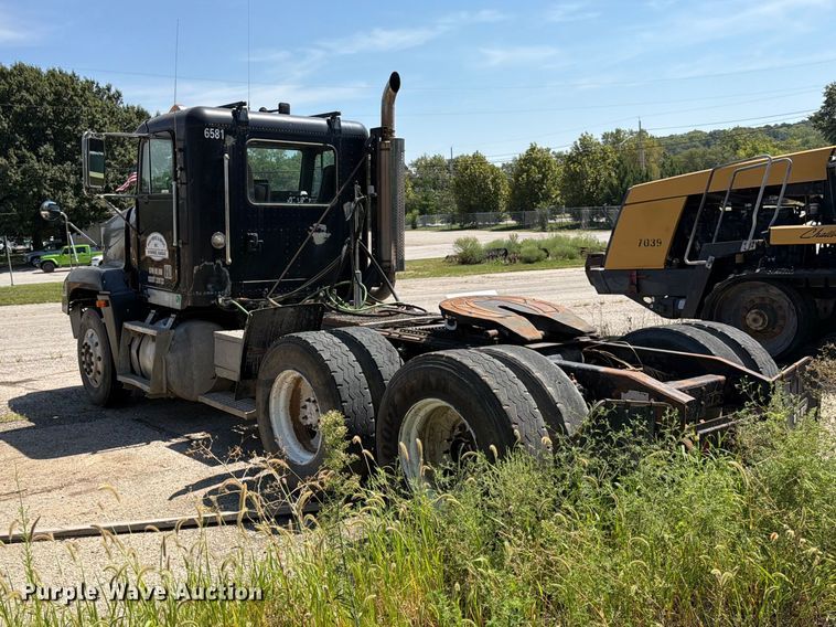 image for item FU4601 1994 Freightliner USF-1E semi truck