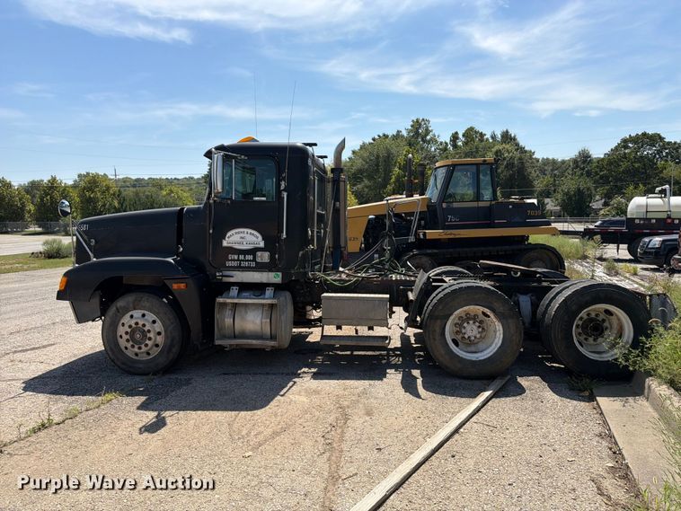 image for item FU4601 1994 Freightliner USF-1E semi truck
