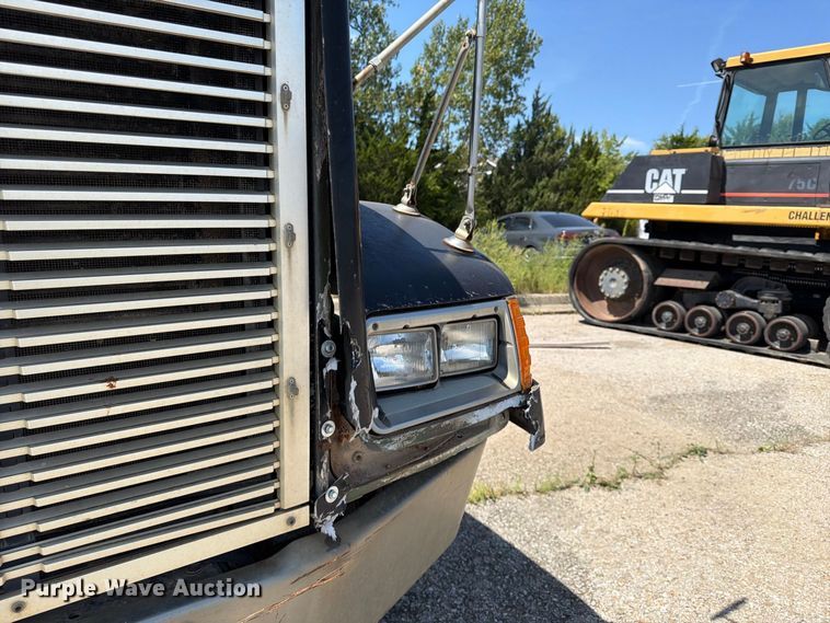 image for item FU4601 1994 Freightliner USF-1E semi truck