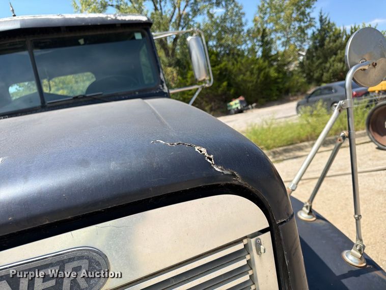 image for item FU4601 1994 Freightliner USF-1E semi truck