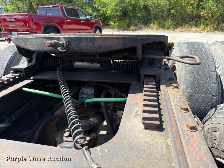 image for item FU4601 1994 Freightliner USF-1E semi truck