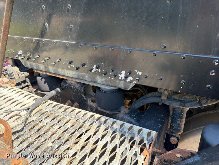 image for item FU4601 1994 Freightliner USF-1E semi truck