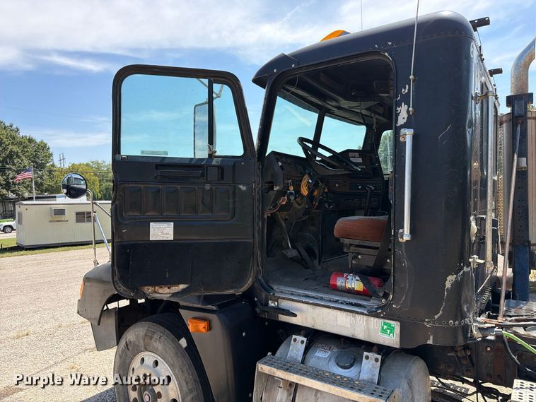 image for item FU4601 1994 Freightliner USF-1E semi truck