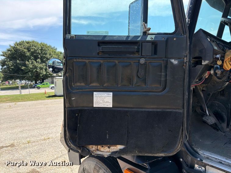 image for item FU4601 1994 Freightliner USF-1E semi truck