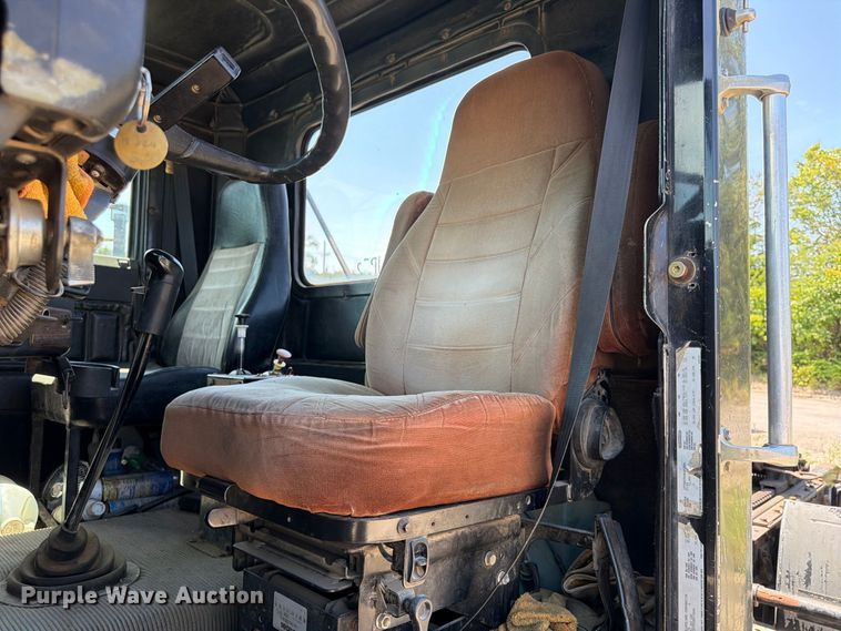 image for item FU4601 1994 Freightliner USF-1E semi truck