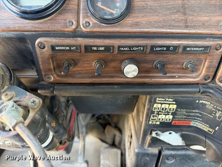 image for item FU4601 1994 Freightliner USF-1E semi truck