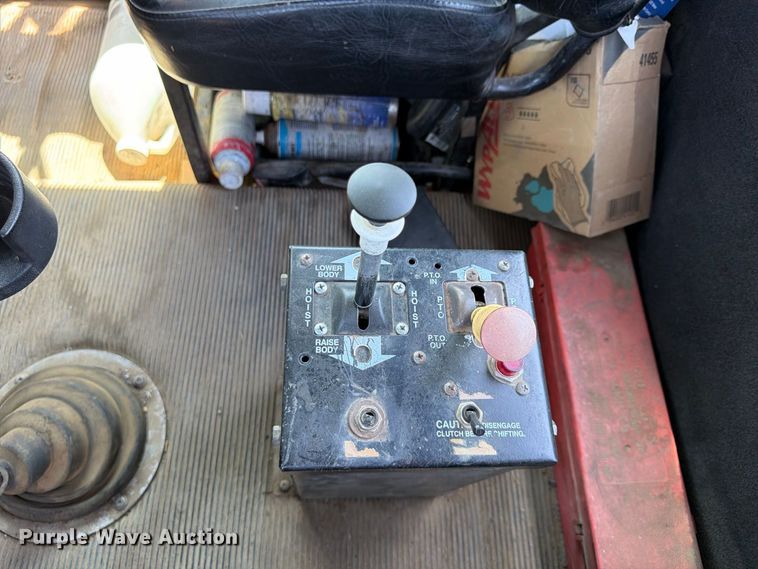 image for item FU4601 1994 Freightliner USF-1E semi truck