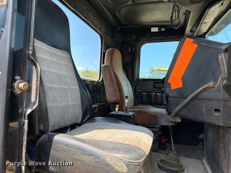 image for item FU4601 1994 Freightliner USF-1E semi truck