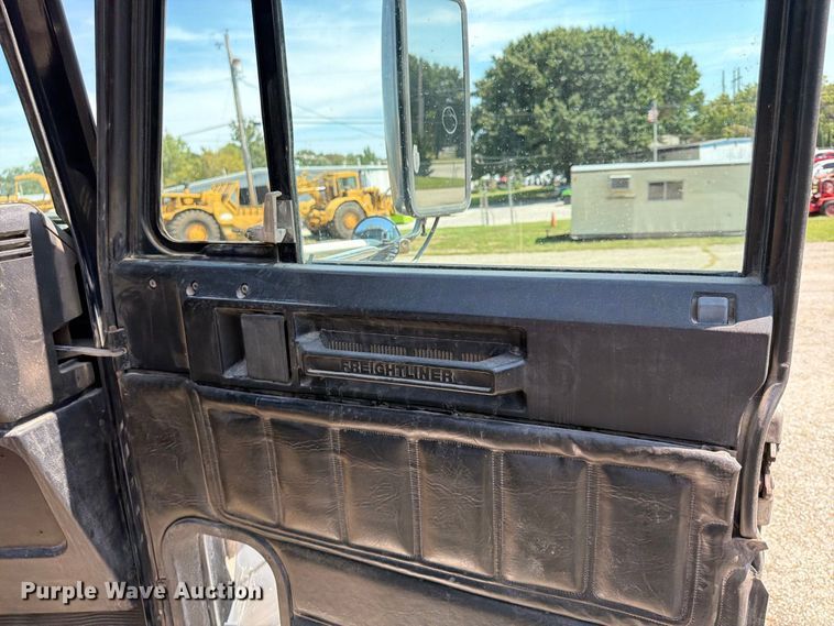 image for item FU4601 1994 Freightliner USF-1E semi truck
