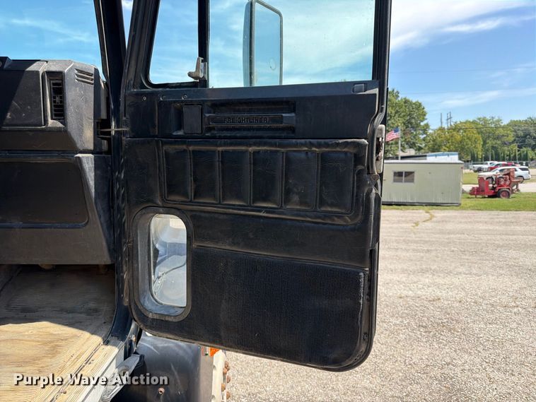 image for item FU4601 1994 Freightliner USF-1E semi truck