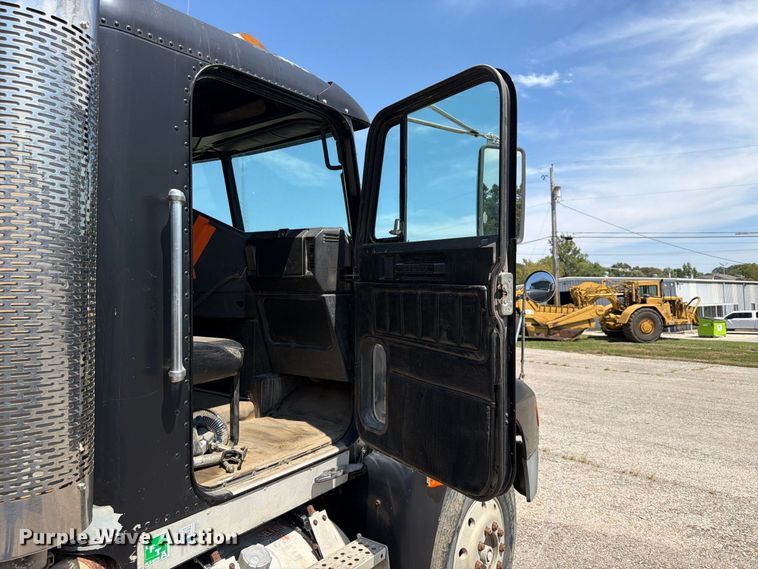 image for item FU4601 1994 Freightliner USF-1E semi truck