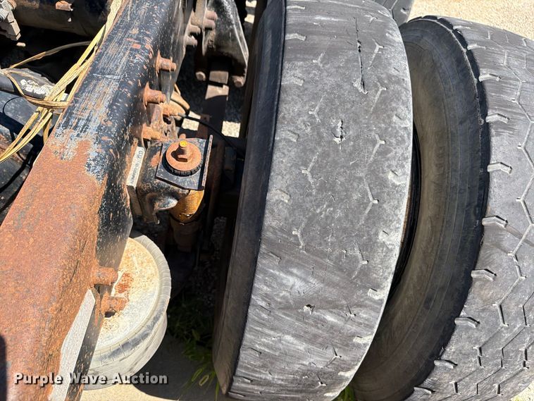 image for item FU4601 1994 Freightliner USF-1E semi truck