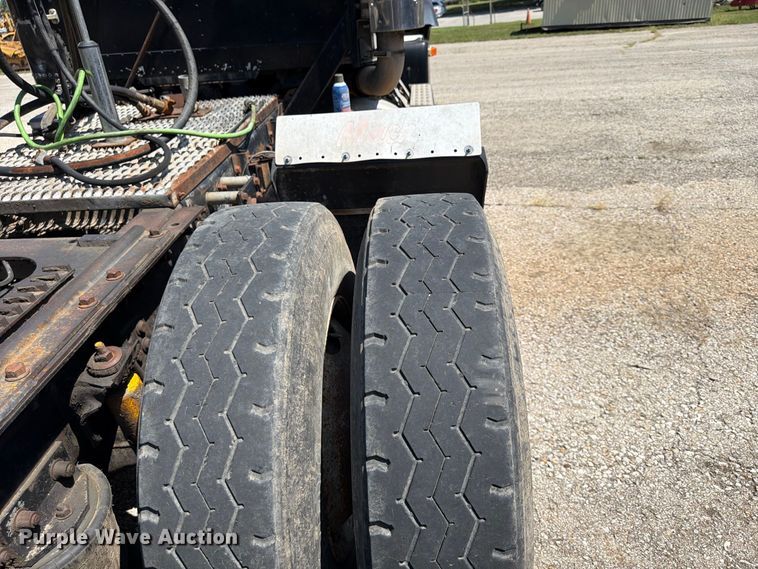 image for item FU4601 1994 Freightliner USF-1E semi truck