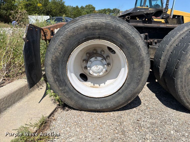 image for item FU4601 1994 Freightliner USF-1E semi truck