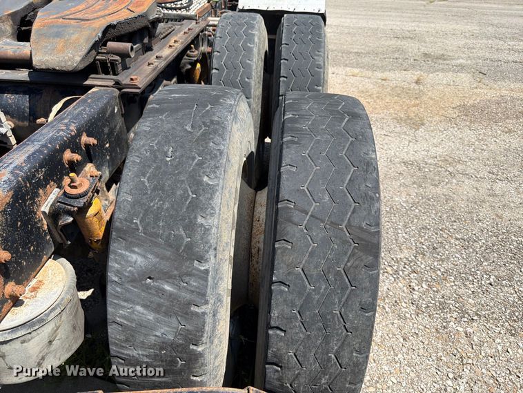 image for item FU4601 1994 Freightliner USF-1E semi truck