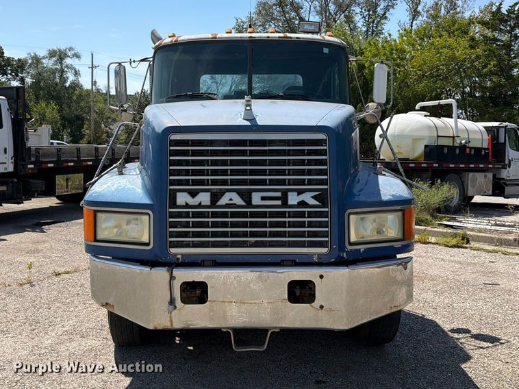 image for item FU4602 1996 Mack CH613 semi truck