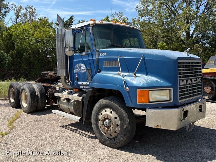 image for item FU4602 1996 Mack CH613 semi truck