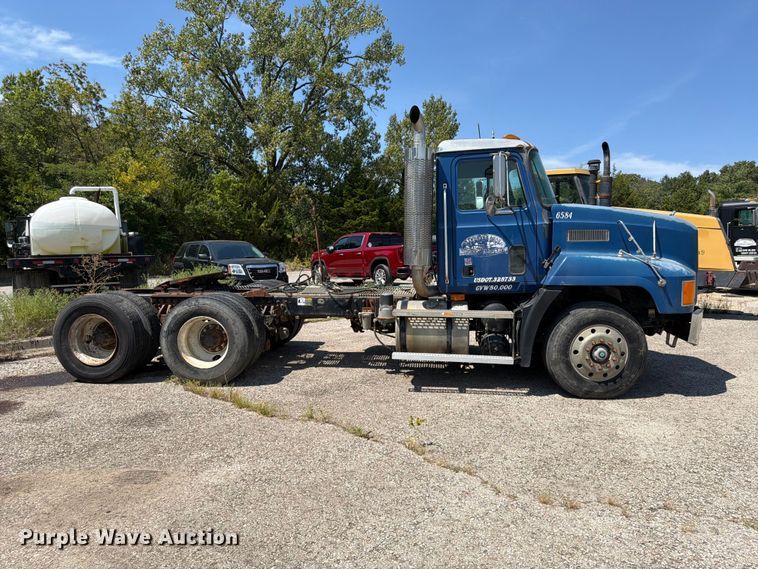 image for item FU4602 1996 Mack CH613 semi truck
