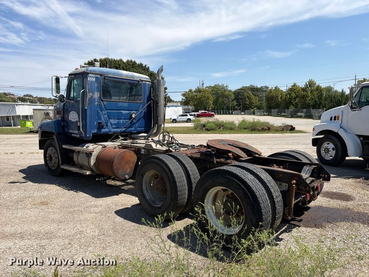 image for item FU4602 1996 Mack CH613 semi truck