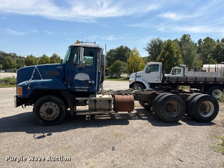 image for item FU4602 1996 Mack CH613 semi truck