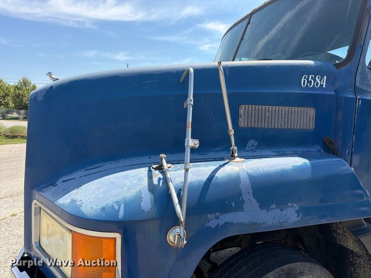 image for item FU4602 1996 Mack CH613 semi truck