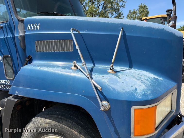 image for item FU4602 1996 Mack CH613 semi truck