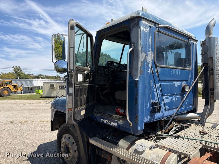 image for item FU4602 1996 Mack CH613 semi truck