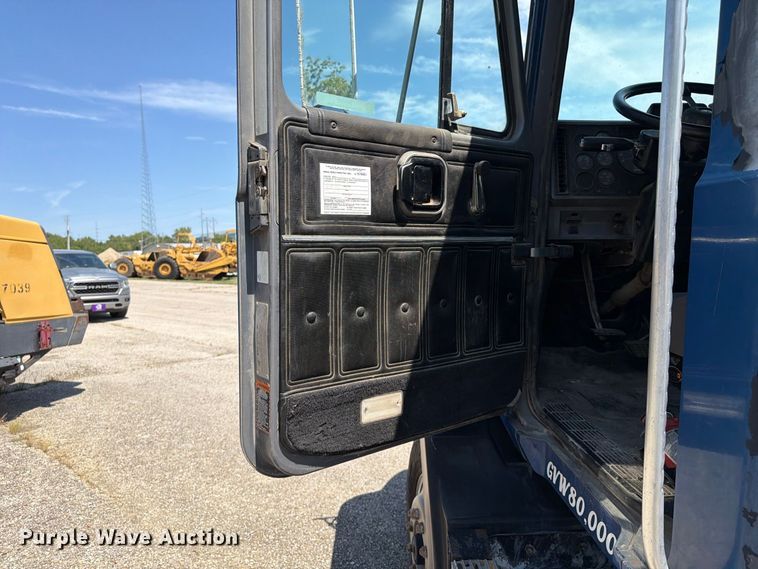 image for item FU4602 1996 Mack CH613 semi truck