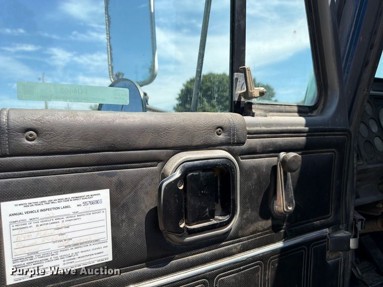 image for item FU4602 1996 Mack CH613 semi truck