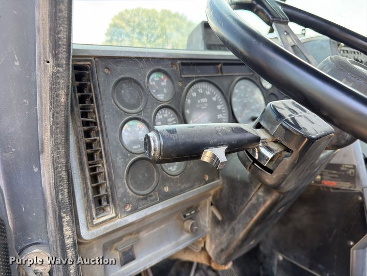 image for item FU4602 1996 Mack CH613 semi truck