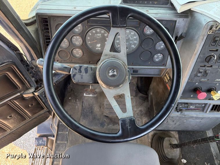image for item FU4602 1996 Mack CH613 semi truck