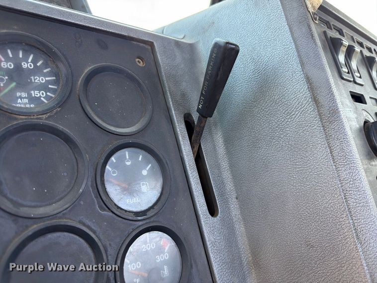 image for item FU4602 1996 Mack CH613 semi truck