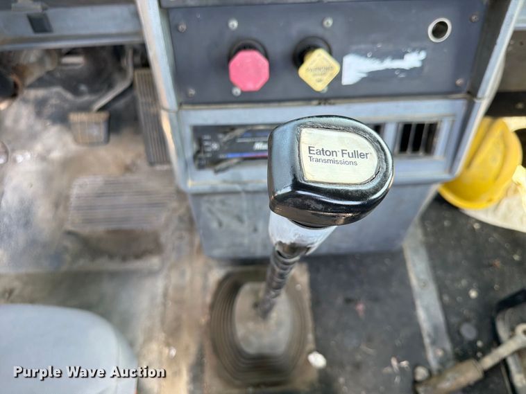 image for item FU4602 1996 Mack CH613 semi truck
