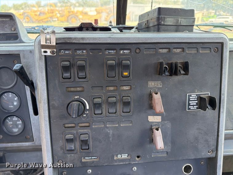 image for item FU4602 1996 Mack CH613 semi truck