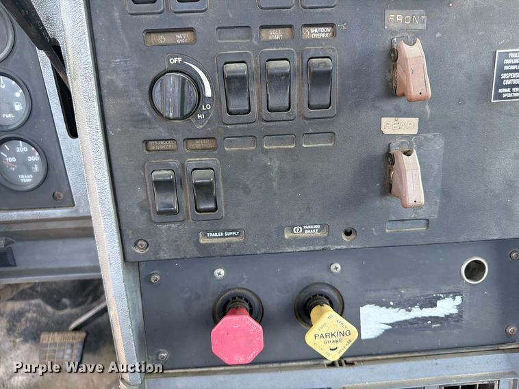image for item FU4602 1996 Mack CH613 semi truck