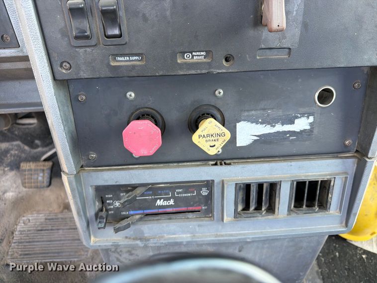 image for item FU4602 1996 Mack CH613 semi truck