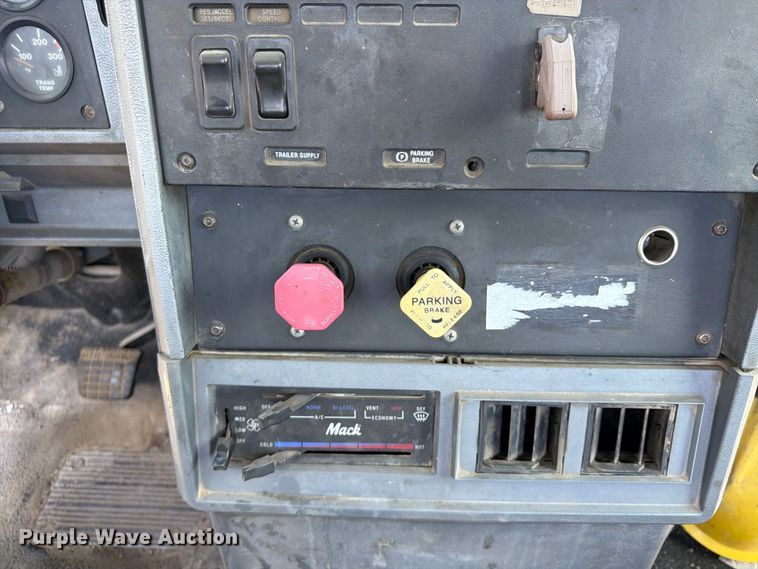 image for item FU4602 1996 Mack CH613 semi truck