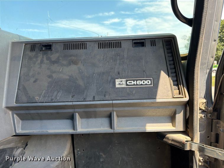 image for item FU4602 1996 Mack CH613 semi truck