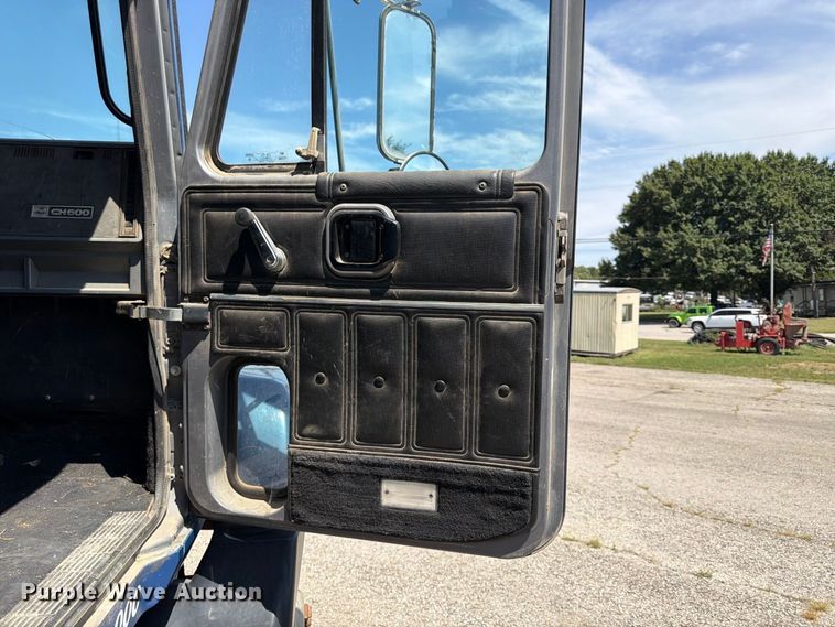 image for item FU4602 1996 Mack CH613 semi truck
