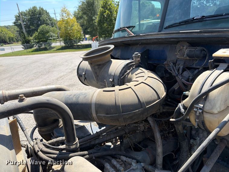 image for item FU4602 1996 Mack CH613 semi truck