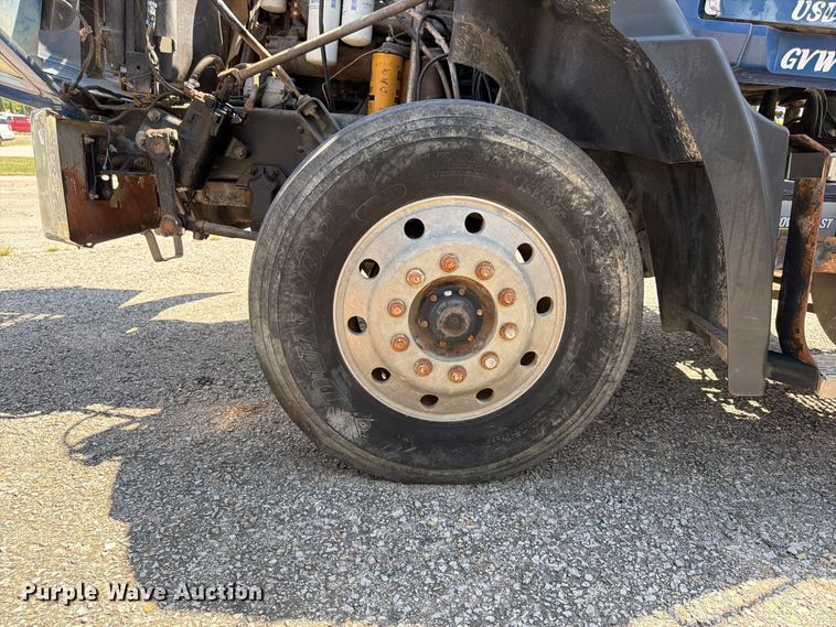 image for item FU4602 1996 Mack CH613 semi truck