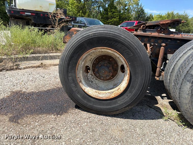 image for item FU4602 1996 Mack CH613 semi truck