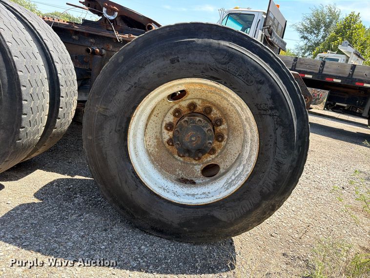 image for item FU4602 1996 Mack CH613 semi truck