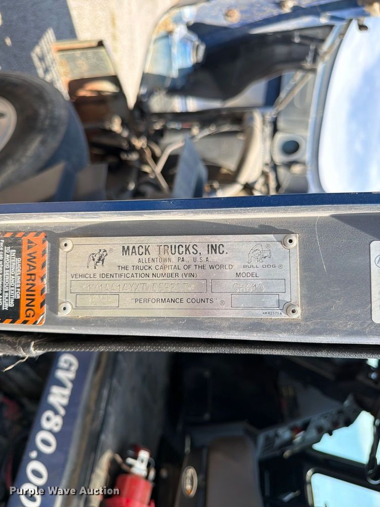image for item FU4602 1996 Mack CH613 semi truck