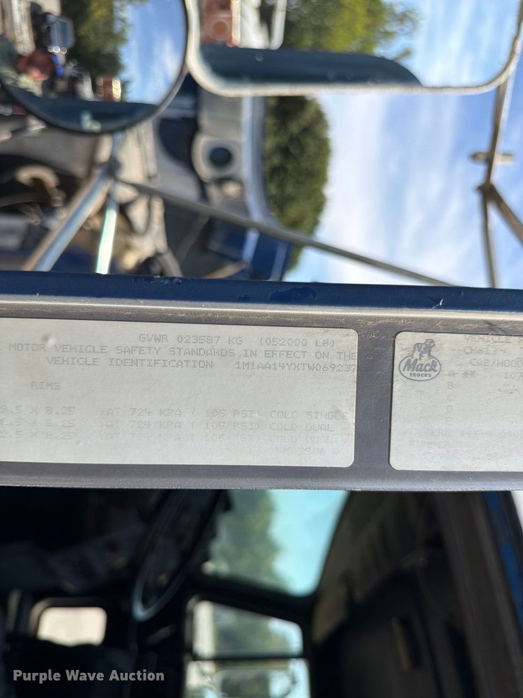 image for item FU4602 1996 Mack CH613 semi truck