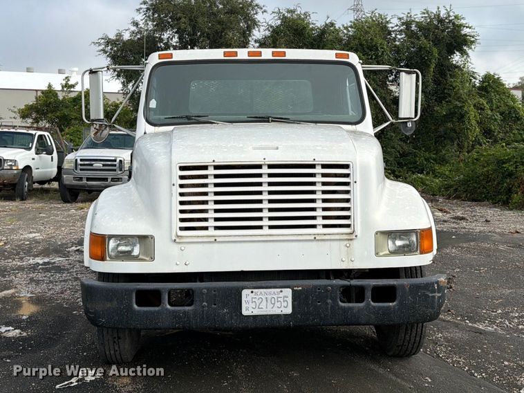 image for item FU4664 1991 International 4700 flatbed truck