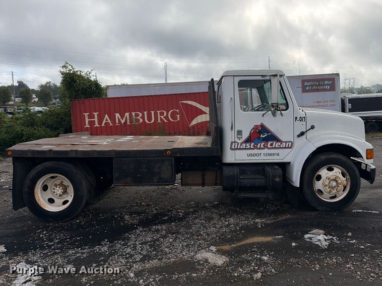 image for item FU4664 1991 International 4700 flatbed truck