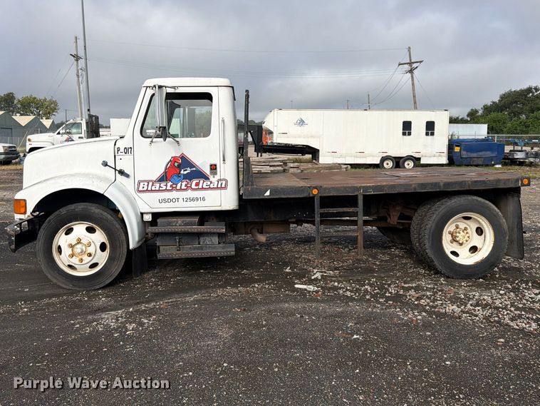 image for item FU4664 1991 International 4700 flatbed truck